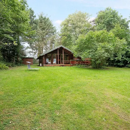 Classic Timber Summerhouse On A Large Private Block Hotel